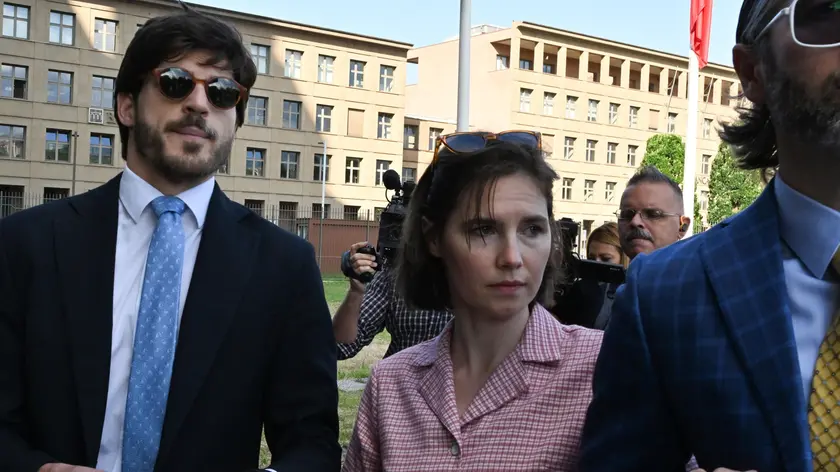 epa11390613 US citizen Amanda Knox (C), flanked by her husband Christopher Robinson (R, partially out of frame), arrives at the courthouse in Florence, central Italy, 05 June 2024, before a hearing in a slander case related to her jailing and later acquittal for the murder of her British roommate in 2007. Knox was only 20 when she and her Italian then-boyfriend were arrested for the killing of 21-year-old fellow student Meredith Kercher at the girls' shared home in Perugia. The murder began a long legal saga where Knox was found guilty, acquitted, found guilty again and finally cleared of all charges in 2015. EPA/CLAUDIO GIOVANNINI