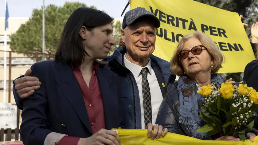 Elly Schlein assieme a Paola Deffendi e Claudio Regeni, i genitori di Giulio