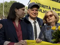 Elly Schlein assieme a Paola Deffendi e Claudio Regeni, i genitori di Giulio