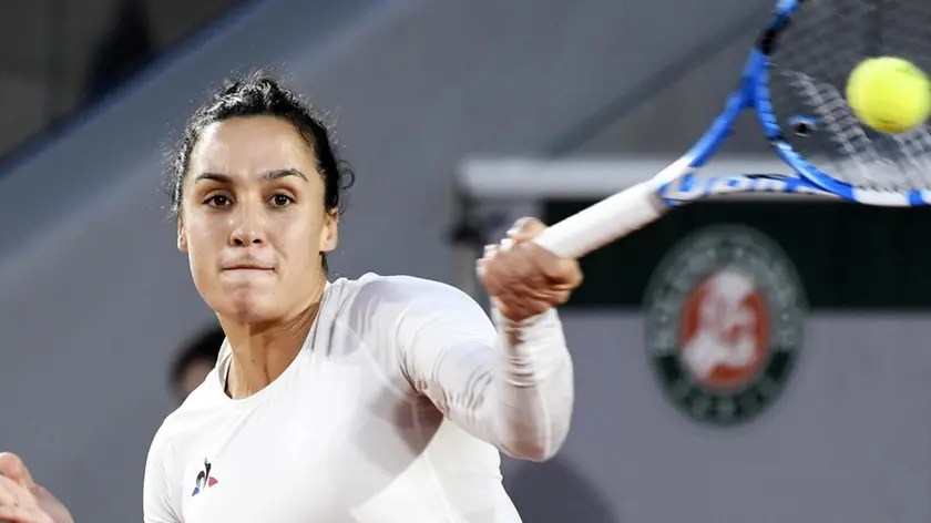 epa08709648 Martina Trevisan of Italy hits a forehand during her second round match against Coco Gauff of the US at the French Open tennis tournament at Roland Garros in Paris, France, 30 September 2020. EPA/JULIEN DE ROSA