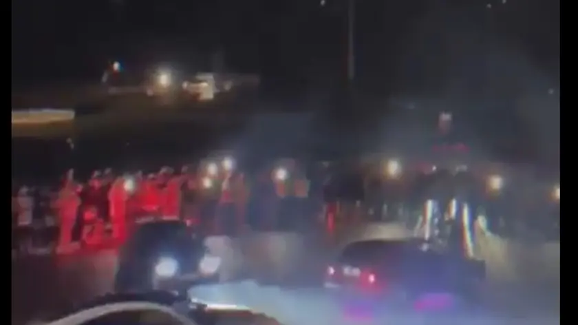 Lo show delle auto, in notturna, nel piazzale dell'ex dogana di Coccau ripreso dai telefonini cellulari
