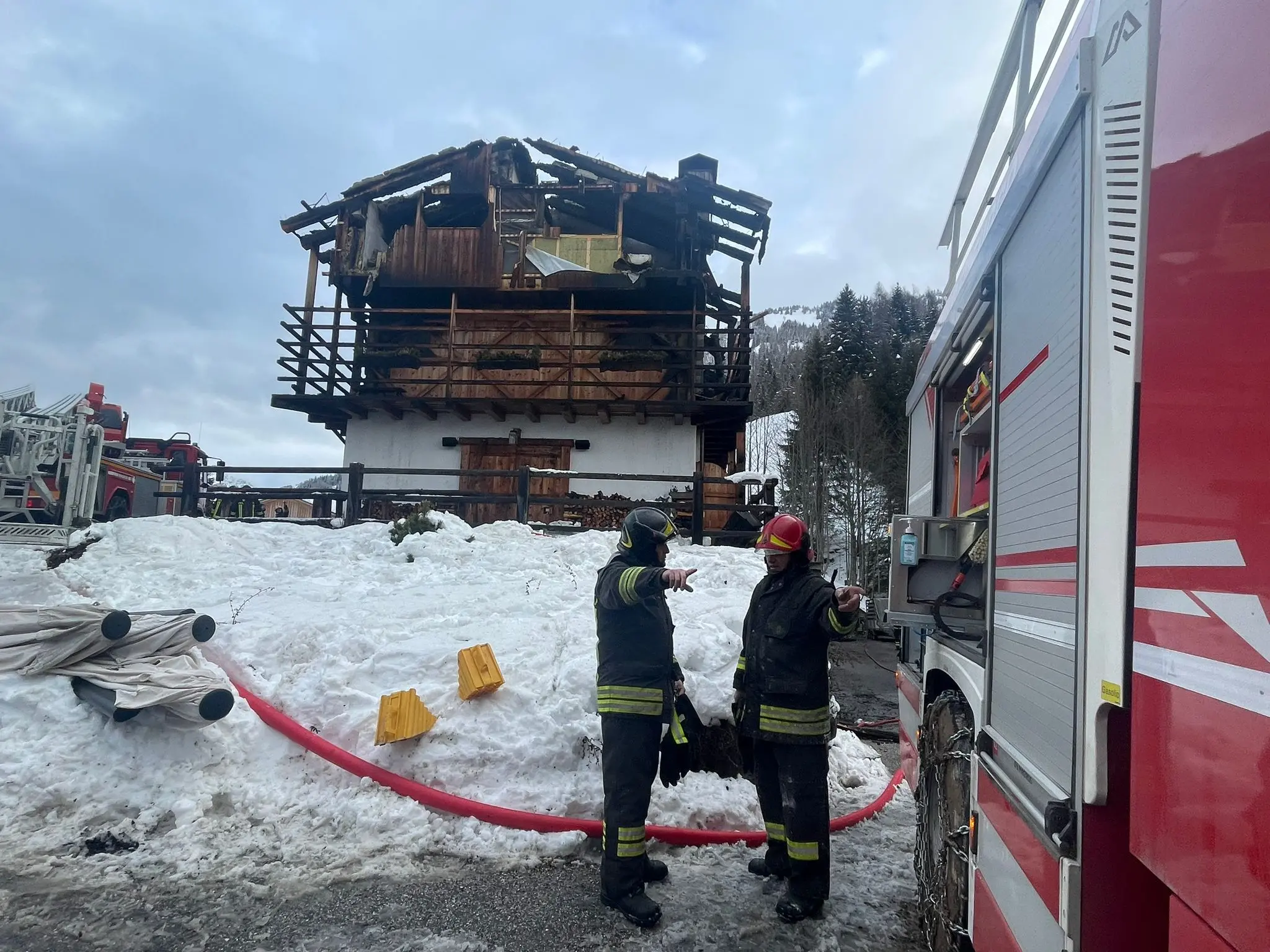 Un grosso incendio divampato poco prima delle 23 di lunedì 23 gennaio, a Sauris, ha completamente distrutto l'albergo Borgo Eibn Mountain Lodge in località Ander Eibn, a Sauris. La struttura alberghiera, di recente costruzione, è stata letteralmente ridotta a un cumulo di macerie fumanti. A dare l'allarme per primo è stato il sindaco, Ermes Petris.