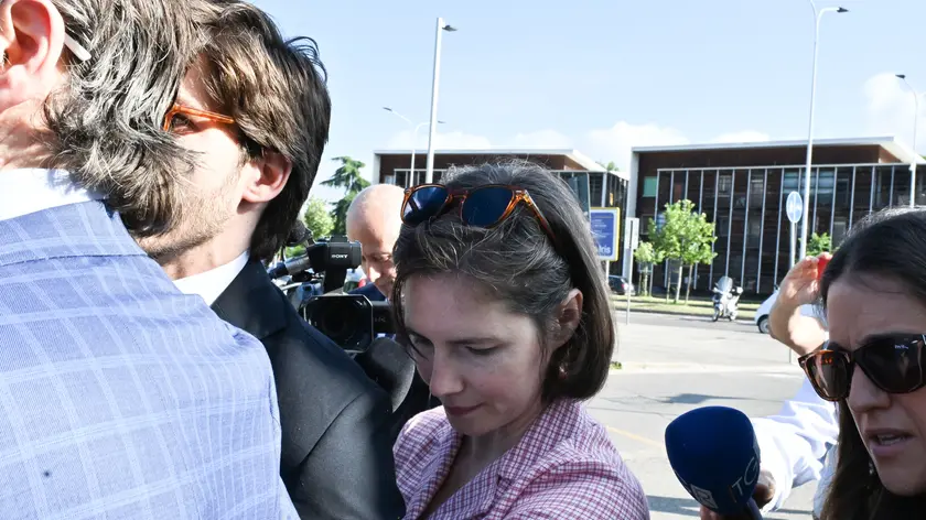 Amanda Knox arriva al Palazzo di Giustizia di Firenze accompagnata dal marito Chris Robinson e dagli Avvocati per la calunnia ricevuta da Patrick Lumuba . na Firenze 05 Giugno 2024 ANSA/CLAUDIO GIOVANNINI