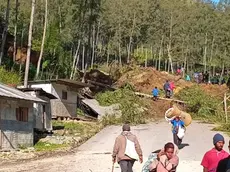 epa11365143 People walk with their belongings in the area where a landslide hit the village of Kaokalam, Enga province, Papua New Guinea, 24 May 2024. A landslide reportedly killed about 100 people in a remote village of northern Papua New Guinea. EPA/NINGA ROLE BEST QUALITY AVAILABLE AUSTRALIA AND NEW ZEALAND OUT EDITORIAL USE ONLY EDITORIAL USE ONLY