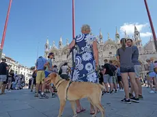 Turisti in attesa di entrare nella Basilica di San Marco a Venezia, 6 Agosto 2021. ANSA/ANDREA MEROLA