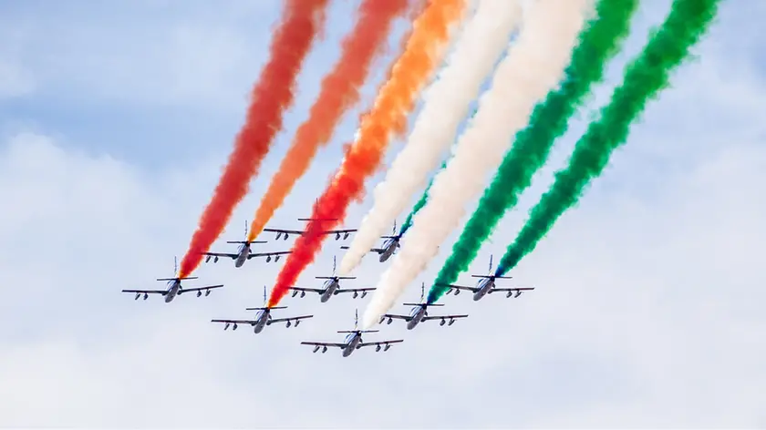 Il classico tricolore disegnato dagli aerei della Pattuglia acrobatica nazionale: la Pan ha sede all'aeroporto friulano di Rivolto