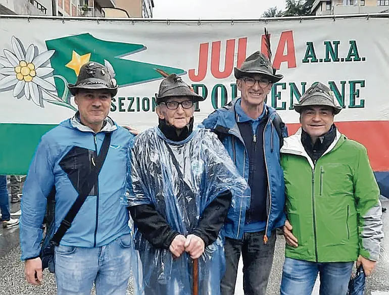 Ermacora Protti, 93enne di Cimolais, ha voluto sfilare a Udine