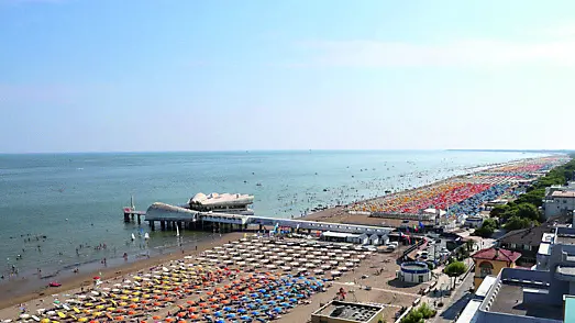 Ombrelloni aperti negli stabilimenti di Lignano Sabbiadoro