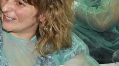 I bonus bebe' direttamente dalle mani del Presidente della Regione, Roberto Cota (S), che li ha introdotti per sostenere le famiglie dei nuovi nati: e' la sorpresa che ha reso felice i genitori di tre gemelline di Garessio (Cuneo), Adele, Anna e Cecilia. Oggi 14 giugno 2011 la famiglia Odasso ha ricevuto i voucher dal governatore Cota all'ospedale infantile Regina Margherita di Torino dove le piccole sono state ricoverate qualche giorno dopo il parto nel vicino Sant'Anna. .ANSA/DI MARCO