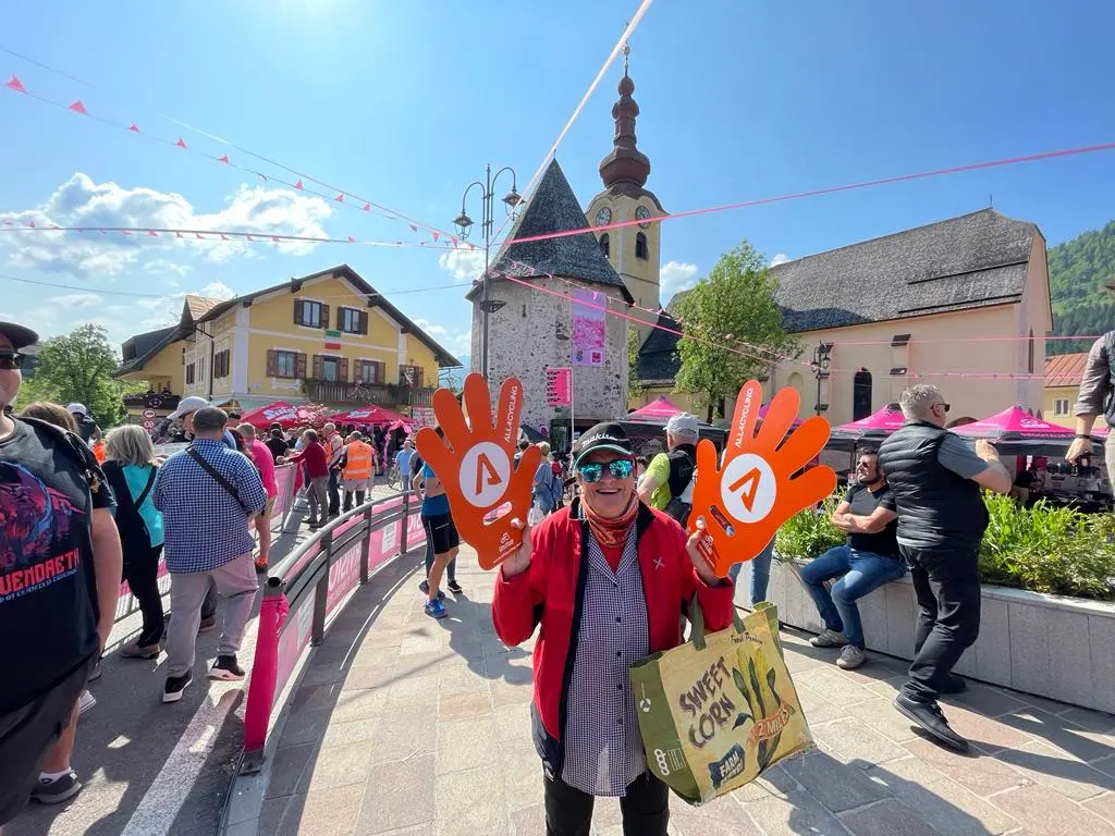 Splende il sole, intanto, in Friuli. Finalmente bel tempo sul Giro inseguito per giorni e giorni dalla pioggia nella sua risalita al Nord; spettacolo fino all’ultimo per una classifica apertissima come non mai. Tantissime le persone sulle strade, a Tarvisio e al Santuario, che applaudono i ciclisti ma soprattutto i due atleti friulani in gara, Alessandro De Marchi e Jonathan Milan, con la sua maglia ciclamino semplicemente passato in 21 tappe da esordiente a eroe acclamato da tutti e protagonista ieri dell’impresa del Giro arrivando in tempo massimo dopo una notte insonne. E poi turisti-tifosi in arrivo da Austria, soprattutto Slovenia per il loro Roglic; telespettatori incollati alle tv da tutto il mondo per assistere al debutto della misteriosa salita del Lussari, musica per le orecchie della Regione (Foto Petrussi)