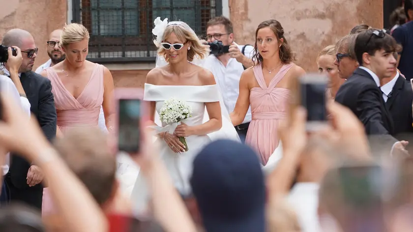 Alice Mizzau (in vestito rosa, a destra rispetto alla sposa) scorta Federica Pellegrini