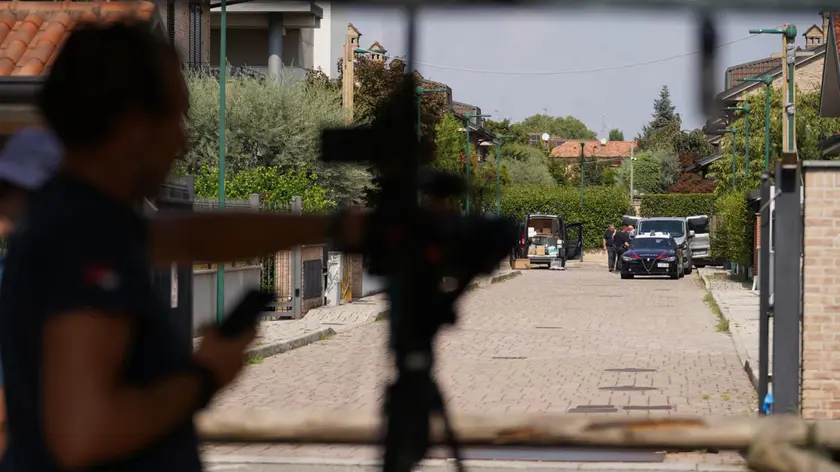 Inquirenti al lavoro dopo il triplice omicidio a Paderno Dugnano, 01 settembre 2024. "Ho ucciso mio papà, venite": è quanto ha detto al 112 il ragazzo di 17 anni, unico sopravvissuto della strage in famiglia avvenuta nella notte a Paderno Dugnano (Milano). Il ragazzo ha spiegato di essere entrato in camera del fratello di 12 anni e di aver visto il padre seduto su una sedia con il coltello accanto e i corpi del fratellino nel suo letto e la madre a terra. A quel punto avrebbe preso il coltello e avrebbe pugnalato a morte il padre. ANSA/YURI LAUDADIO