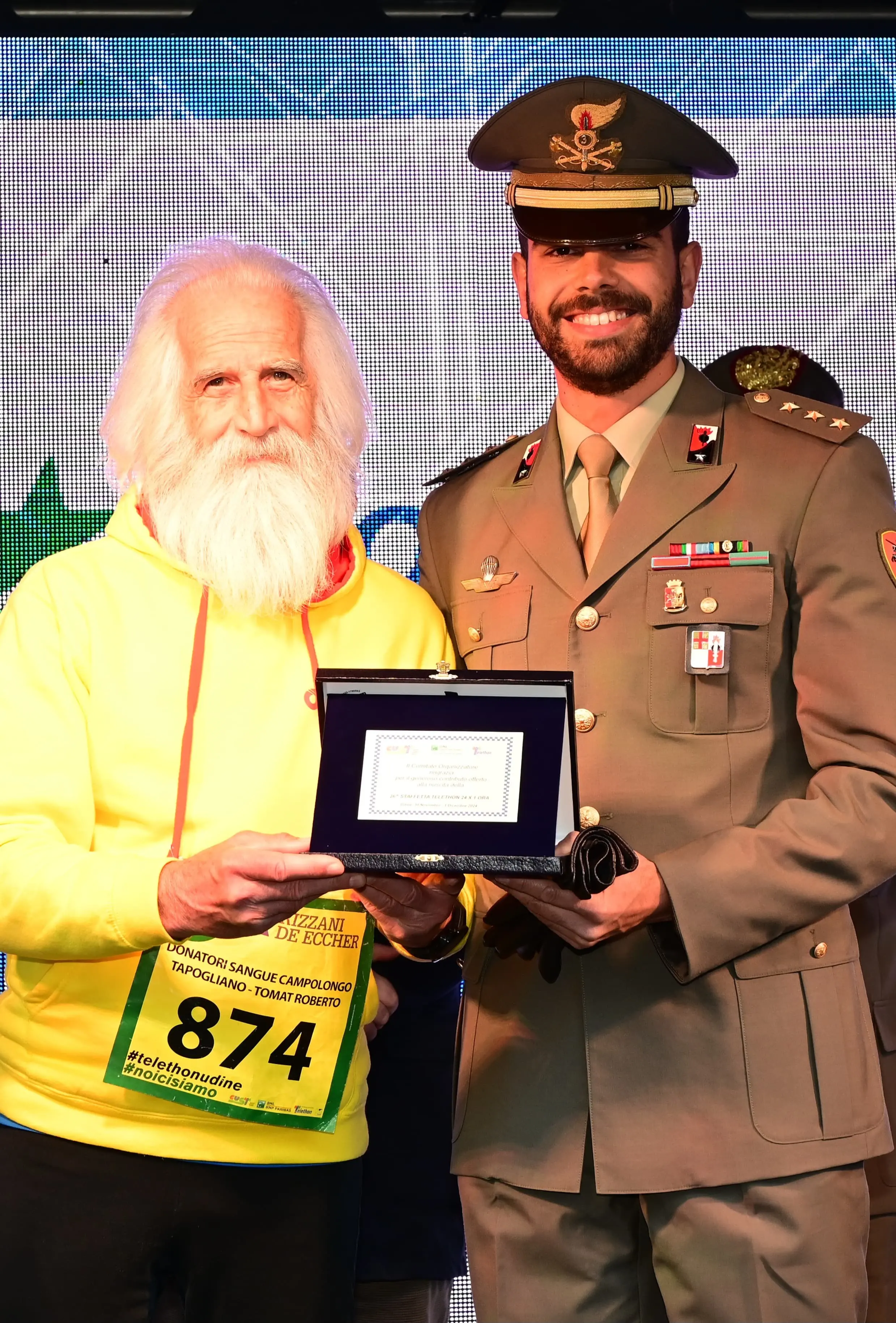 La 26esima edizione della Staffetta Telethon ha visto Udine animata da 870 squadre, per un totale di oltre 22mila partecipanti, tra cui 1.500 studenti. L'evento, che si è svolto dal 30 novembre al 1 dicembre, ha battuto un nuovo record di solidarietà, con la speranza di superare i 320mila euro di donazioni per la ricerca sulle malattie genetiche rare. Molti sportivi, tra cui il campione paralimpico Antonio Fantin, hanno preso parte all'iniziativa, insieme a tanti altri volontari e partecipanti, che hanno corso su un percorso di 1.920 metri nel cuore della città. Un grande successo, che ha coinvolto anche diverse associazioni e realtà locali. Foto Petrussi