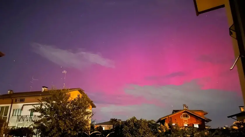 Le immagini della "tempesta geomagnetica" da Tavagnacco: il cielo ha riprodotto un colore simile al fenomeno dell'aurora boreale