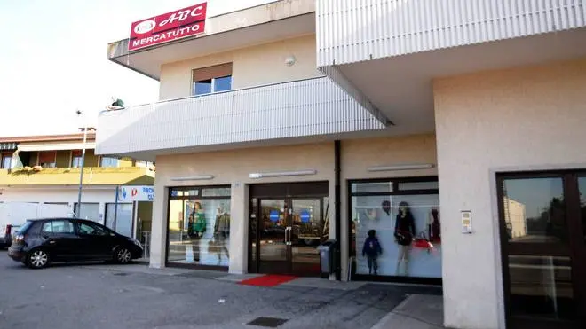 Bumbaca Gorizia 03.12.2013 Nuovo negozio cinese - Fotografia di Pierluigi Bumbaca
