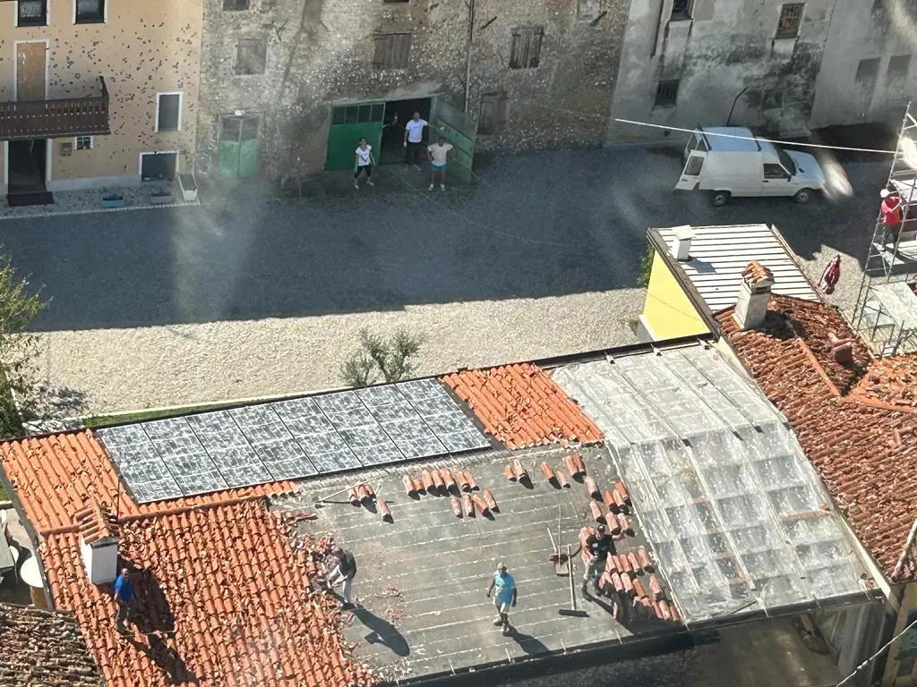 Tegole in frantumi, squarci nei tetti e danni ingenti a impianti solari e fotovoltaici. La grandinata record di lunedì 24 luglio ha lasciato i segni del suo passaggio in gran parte del Friuli con il Comune di Mortegliano tra i più colpiti.