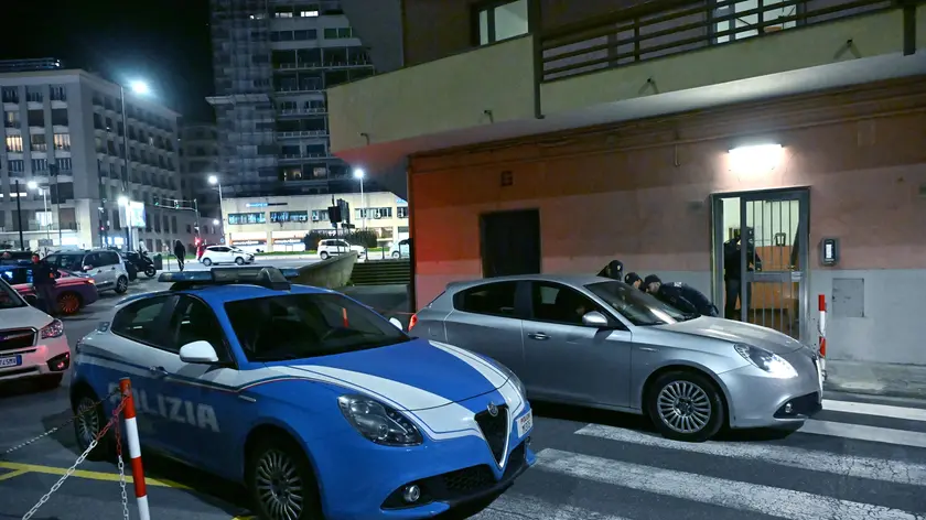 Gli uomini della Polizia sul luogo del delitto in via dei Pescatori 2 nel quartiere della Foce. Genova, 15 novembre 2023. ANSA/LUCA ZENNARO