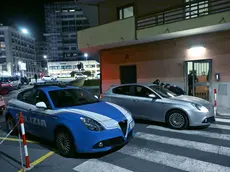 Gli uomini della Polizia sul luogo del delitto in via dei Pescatori 2 nel quartiere della Foce. Genova, 15 novembre 2023. ANSA/LUCA ZENNARO