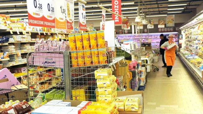 La veduta di un reparto di generi alimentari in vendita all'interno di un supermercato, oggi 30 aprile 2012, a Lucca. ANSA/FRANCO SILVI