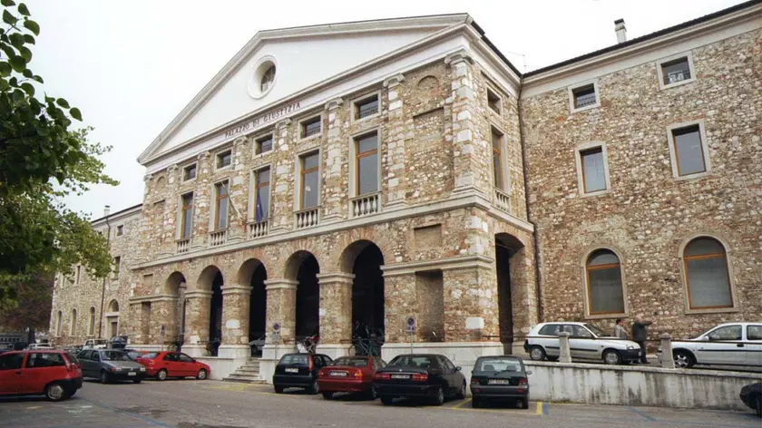 ANTEPRIMA UDINE GENNAIO 2002 TRIBUNALE NUOVO TELEFOTO COPYRIGHT FOTO AGENCY ANTEPRIMA