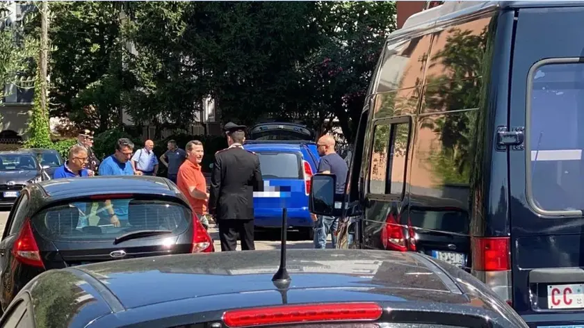 Carabinieri sul posto dove è avvenuta la sparatoria (foto Bianchi)