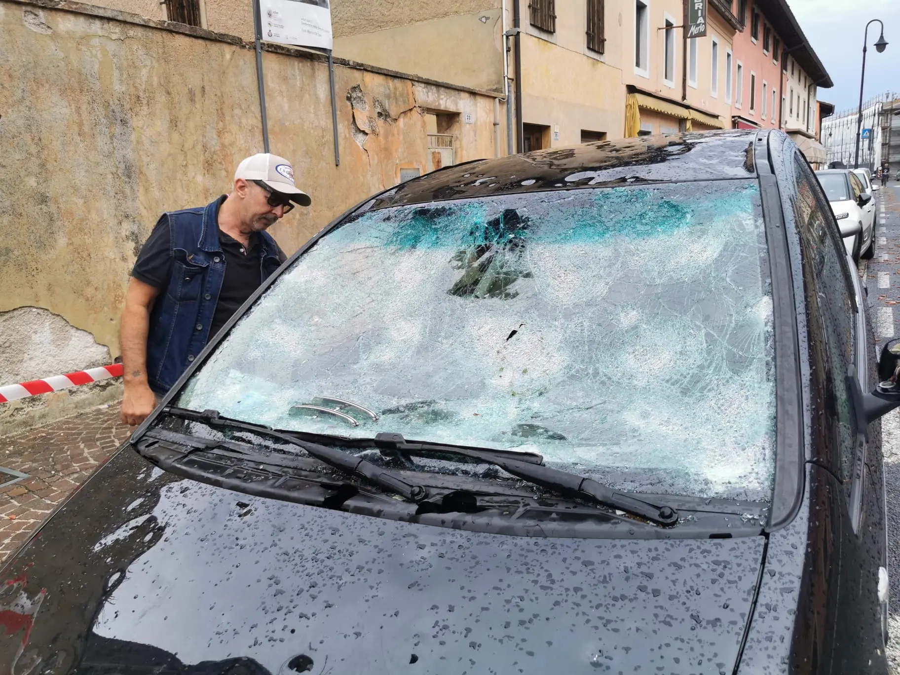 Mortegliano è uno dei comuni più colpiti dalla violenta grandinata che ha interessato tutto il Friuli nella notte tra lunedì 24 e martedì 25 luglio. Le immagini parlano da sole: il ghiaccio, grosso come palline da tennis, ha colpito e distrutto molte delle finestre delle abitazioni. I bozzi si vedono anche sui muri e le strade sono ricoperte da chicchi di ghiaccio. Leggi anche l'intervista al sindaco "Sembrava un bombardamento"