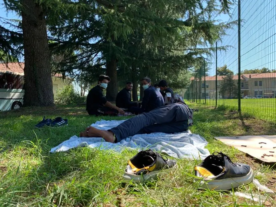 Via le scarpe, una coperta sul prato: c'è chi prova a riposare così