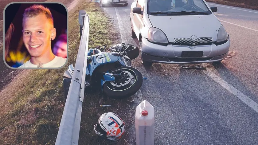 La moto Suzuki dopo l'impatto con l'auto e, nel riquadro, il trentenne Omar Baulini
