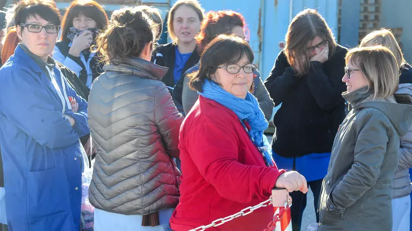 Un gruppo di operaie della Safilo all’esterno dello stabilimento di Martignacco/ Foto Petrussi