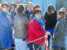 Un gruppo di operaie della Safilo all’esterno dello stabilimento di Martignacco/ Foto Petrussi