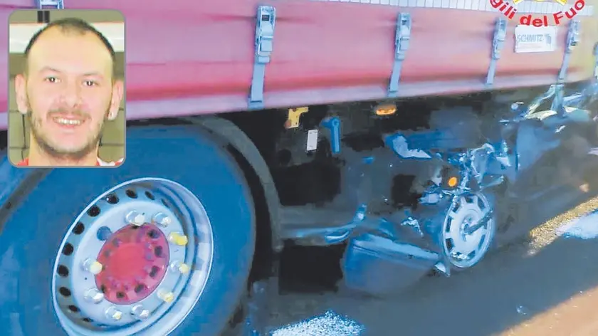 Nel riquadro Diego Inversi, 33 anni, e la sua auto incastrata sotto al tir dopo lo schianto in A4