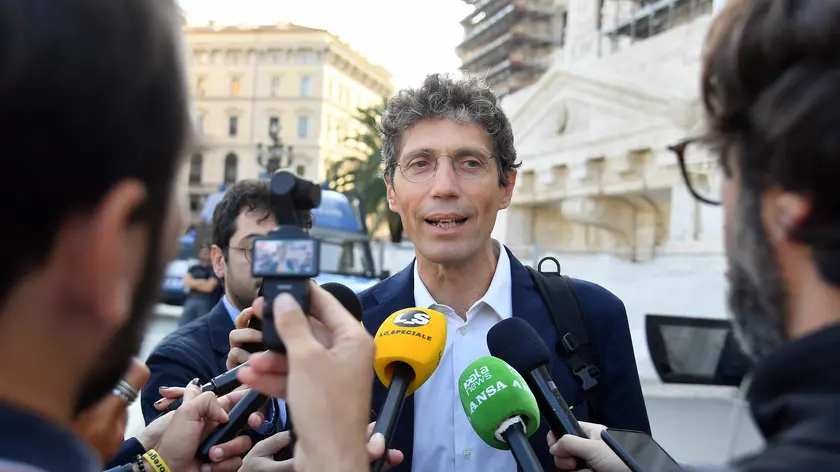 Riccardo Magi di +Europa in occasione della consegna in Cassazione delle firme raccolte per l’abrogazione della legge sull’Autonomia differenziata da parte dei leader dei partiti di centrosinistra e dei membri del Comitato referendario Roma, 26 settembre 2024. ANSA/FABIO CIMAGLIA