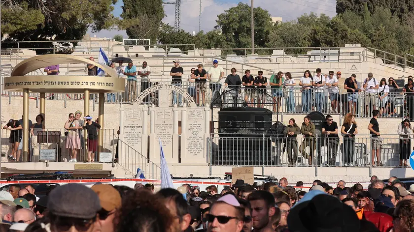 epa11580324 Mourners attend the funeral of killed US-Israeli hostage Hersh Goldberg-Polin whose body was recovered with five other hostages in Gaza, in Jerusalem, 02 September 2024, amid the ongoing conflict between Israel and the Palestinian militant group Hamas. The six were among 251 hostages seized during Hamas's 07 October 2023 attack that triggered the ongoing war between Israel and Hamas. EPA/GIL COHEN-MAGEN / POOL