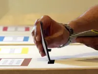 20090606 - BOLOGNA - POL - ELEZIONI: APERTI SEGGI, SI VOTA PER EUROPEE E AMMINISTRATIVE. Operazioni di voto all'interno del seggio elettorale nele scuole 'de Amicis' di Bologna, oggi 06 giugno 2009. ANSA/GIORGIO BENVENUTI/DRN