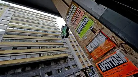 Un'immagine d'archivio di cartelli di affittasi e vendesi a Napoli. ANSA / CIRO FUSCO