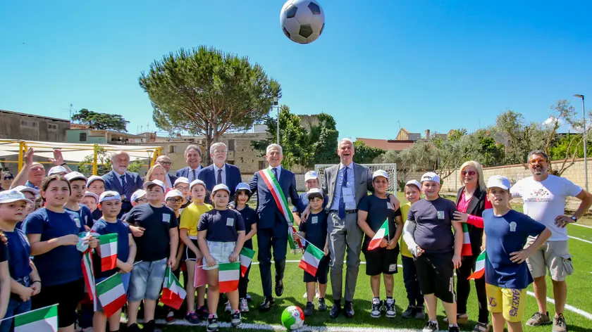 Il ministro della Pubblica amministrazione Paolo Zangrillo a Caivano (Napoli) dove ha inaugurato un parco giochi . 4 giugno 2024. ANSA/ NPK
