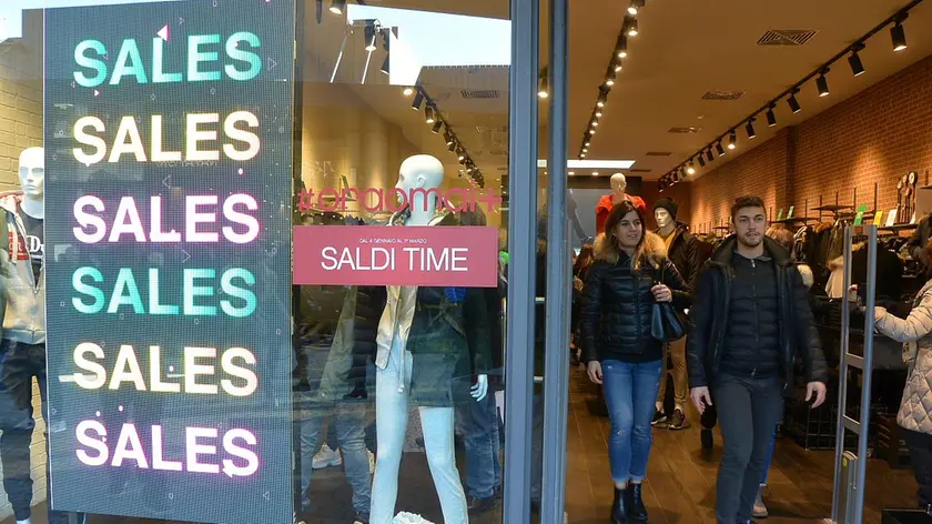 Vicolungo - Saldi outlet inverno 2020 (smtpsrvsdp) Immagine CSC_8053 da UBEBOC host smtpsrvsdp @autore UBEBOC