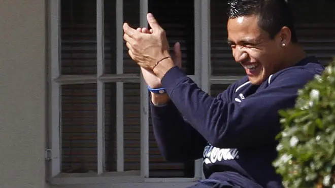 Chile's soccer players Waldo Ponce, left, Mauricio Islas, center, and Alexis Sanchez joke during a team training session at the Ingwenyama Conference and Sports Resort in Nelspruit, South Africa, Wednesday, June 23, 2010. Chile will face Spain on June 25 for the group H of the World Cup Soccer. (AP Photo/Claudio Cruz)