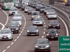 Traffico sull'autostrada A14 direzione mare nel tratto urbano di Bologna in una foto di archivio. ANSA / MICHELE NUCCI