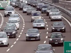 Traffico sull'autostrada A14 direzione mare nel tratto urbano di Bologna in una foto di archivio. ANSA / MICHELE NUCCI
