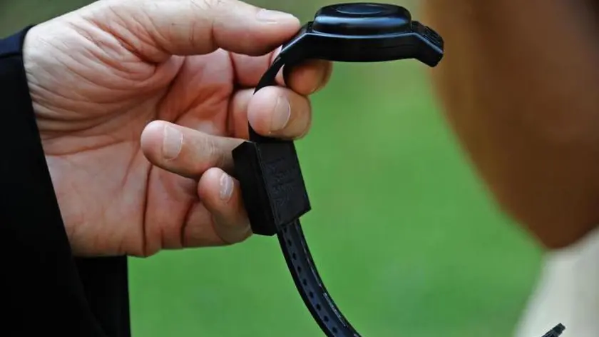 Un braccialetto elettronico fotografato in occasione del convegno ''Il braccialetto elettronico: l'adeguamento dell'Italia alle sperimentate prassi in ambito europeo e internazionale'', Firenze 12 giugno 2014. ANSA/MAURIZIO DEGL INNOCENTI