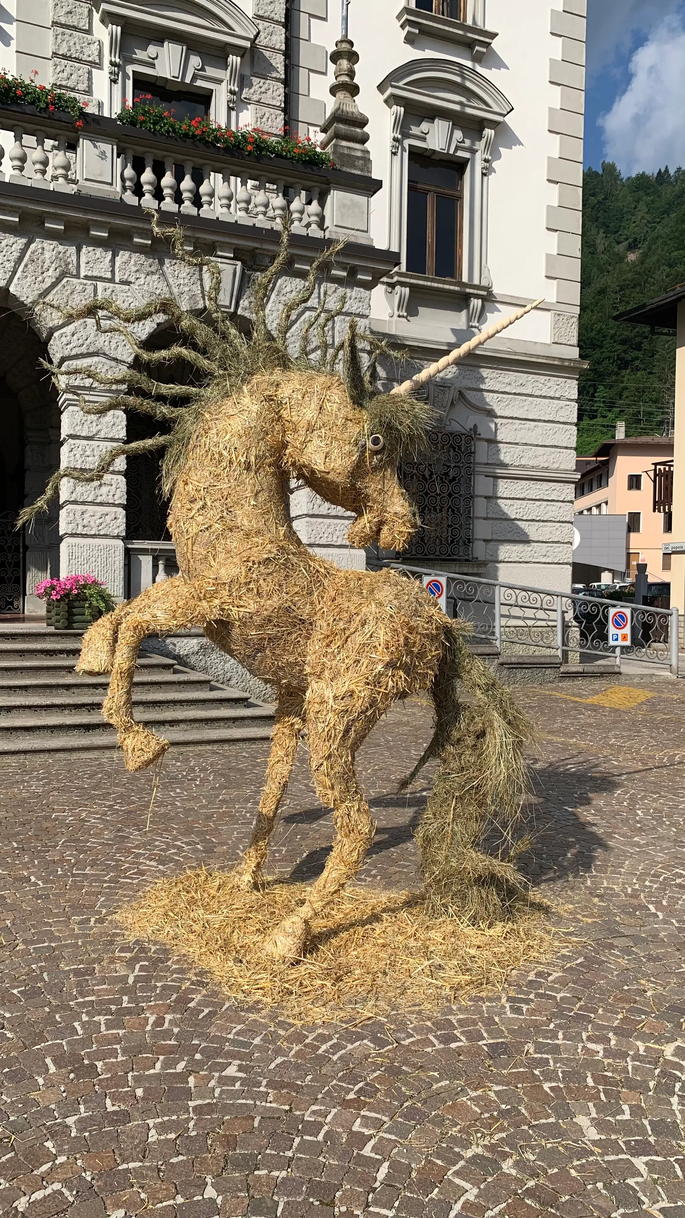 A Pontebba, in occasione di Fen Art 2024, sono arrivati artisti da Indonesia, Stati Uniti, Croazia, Slovenia, Ucraina, Lituania e Messico per la realizzazione di animali e creature fiabesche. Il comune si è riempito di visitatori sin dalla mattina di domenica 14 luglio, giunti per ammirare le sculture dei sei team costruite con impalcature di ferro, legno e rivestimento di paglia e fieno.