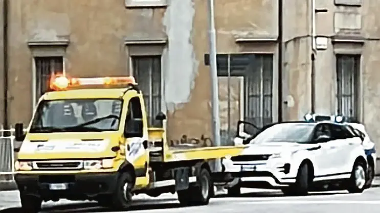 L’automobile che è stata portata via dalla polizia locale a Udine