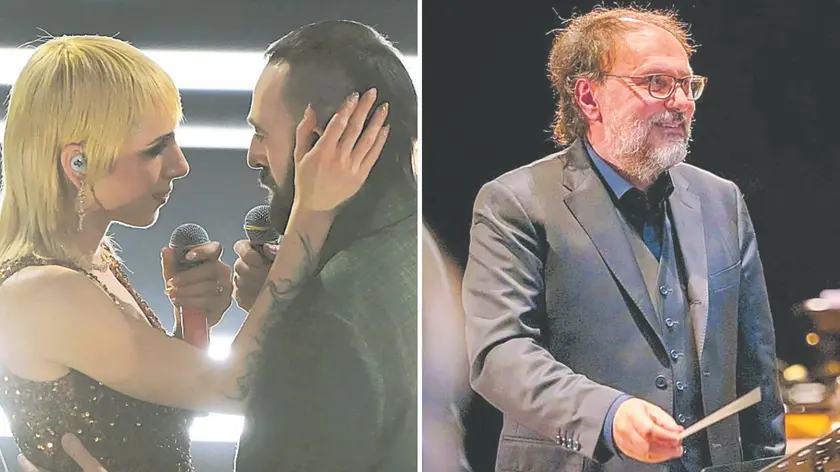 Il bacio dei Coma-Cose sul palco di Sanremo dopo l’esibizione della prima serata e il maestro Valter Sivilotti