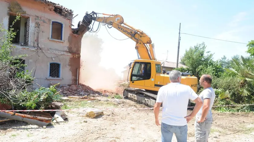 Udine 10 Luglio 2019 demolizione casello ferroviario via friuli Agenzia Petrussi foto Turco Massimo
