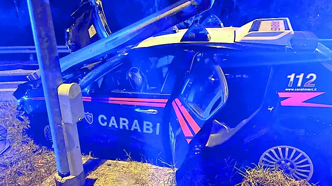 L’auto dei carabinieri uscita di strada durante l’inseguimento di un’auto sospetta