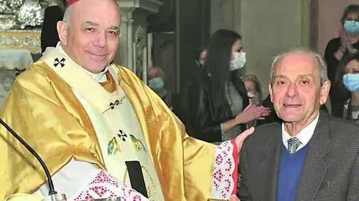 Il sacrestano Giovanni Lombardo con l’arcivescovo Mazzocato