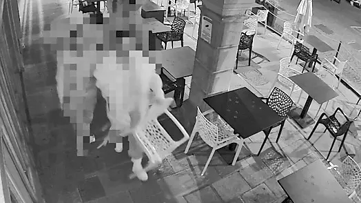 I tre giovani in azione, ripresi dalle telecamere all’esterno della pizzeria Atlantide