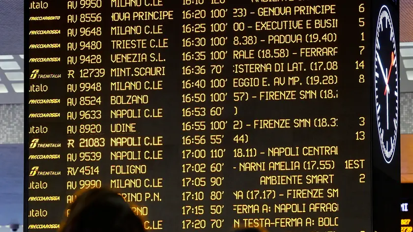 Persone in attesa alla stazione Termini di Roma, 30 luglio 2024. La circolazione ferroviaria è sospesa per un incendio nelle vicinanze delle linee alta velocità e convenzionale Roma-Firenze, nei pressi di Orvieto. L'incendio non riguarda la sede ferroviaria. Al momento è in corso l'intervento dei Vigili del Fuoco per consentire la regolare ripresa della circolazione ferroviaria. Lo comunica Rfi. ANSA / FABIO FRUSTACI