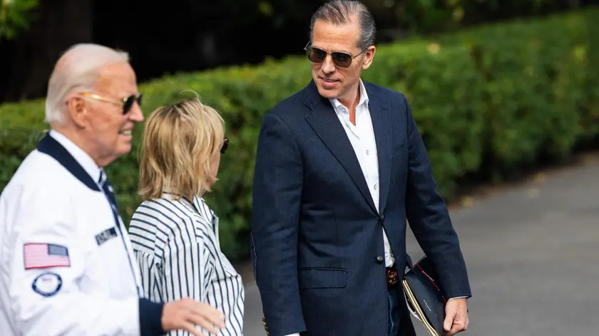 epa11498274 Hunter Biden (R), son of US President Joe Biden (C), accompanies him and the President's sister, Valerie Biden Owens (C) as they depart the White House for a weekend at the presidential retreat in Camp David in Washington, DC, USA, 26 July 2024. EPA/JIM LO SCALZO